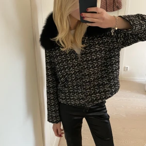 Jacka  - Intressekoll på min så efterfrågade jacka❤️ jackan är köpt secondhand men kragen har jag tagit från min meotinejacka och satt dig med knappar så den går att ta av om man önskar det❤️