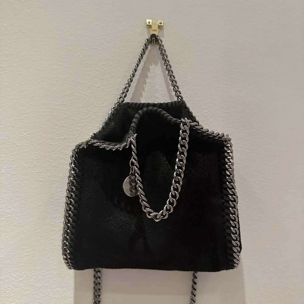 Så fin väska från Stella McCartney i modellen falabella Tiny Tote bag! Inga tecken på användning och är såklart äkta💗. Väskor.