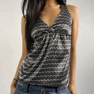 Mönstrad satintopp - 2. “Mönstrad topp”  Modellen är 170 cm lång och bär vanligtvis storlek XS/S 