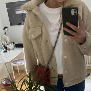 Pilejacka  - Säljer denna söta jacka i storlek xs men passar även s/m beroende på hur man vill att den ska sitta 🥰 Den är varm o perfekt nu under hösten/vintern💕 