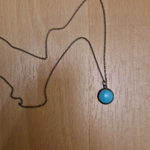 Silverhalsband - Supergulligt halsband i äkta silver (se bild 3 för stämpel), med en liten turkos berlock. Behöver putsats lite, annars i superbra skick!