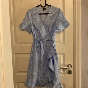 Klänning  - Använd 1 gång, bra skick inga fläckar, ordinarie pris ca 400. PRIS KAN DISKUTERAS 