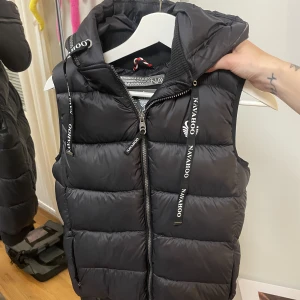 Väst - Fin väst, om jag minns rätt så köpte jag den för mer än 900kr. Den har tyvärr gått sönder vid inner fickan som ni ser men de går lätt att sy igen