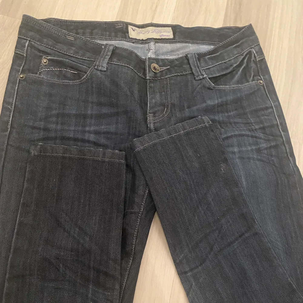 Lågmidjade jeans som är superfina speciellt med alla detaljer. Jeans & Byxor.