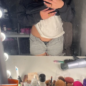 shorts - säljer nu dessa shorts då dom inte passar längre, dom är low waisted och är någorlunda små i storleken så skulle säga att dom är mer som S! priset går att diskutera!💕