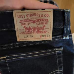 Supersnygga mörkblå bootcut jeans från Levi. De är low waist och i mycket fint skick. 200 kr för vill få dem sålda snabbt, så tryck gärna på köp nu, skickar direkt.  Mått: Midja 41 cm Längd 102 cm (hela)  💞💞🌸🌸