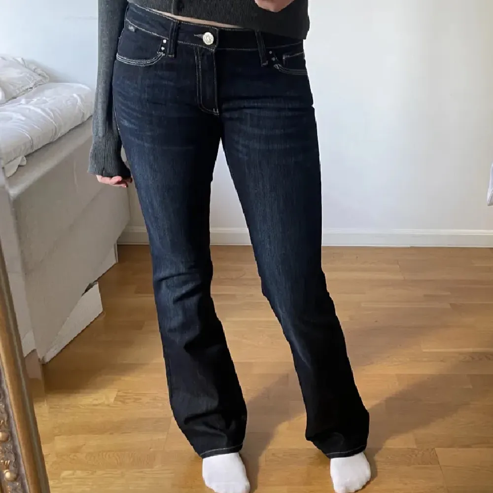 Intressekoll på dessa slutsålda ursnygga Mavi jeansen i modellen Bella. De är midwaist och bootcut. De har lite slitach längst ner, men som inte märks tydligt annars är jeansen i perfekt skick. Köpta för 630.Kan tänka mig att gå ner i pris vid snabb affär. Jeans & Byxor.