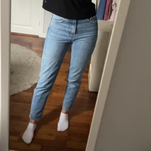 Mom jeans  - Mom jeans från zara. Fint skick!💙