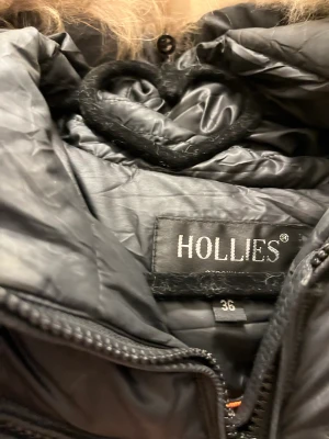 Hollies jacka säljes  - Fin jacka använd en säsong, tyvärr för liten för mig. Strl 36 800kr 