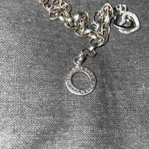 Thomas Sabo armband - Thomas Sabo armband med 2 berlocker som ingår. I fint skick.