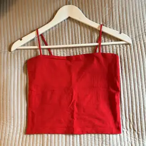Rött linne från Gina tricot, storlek s, knappt använt.