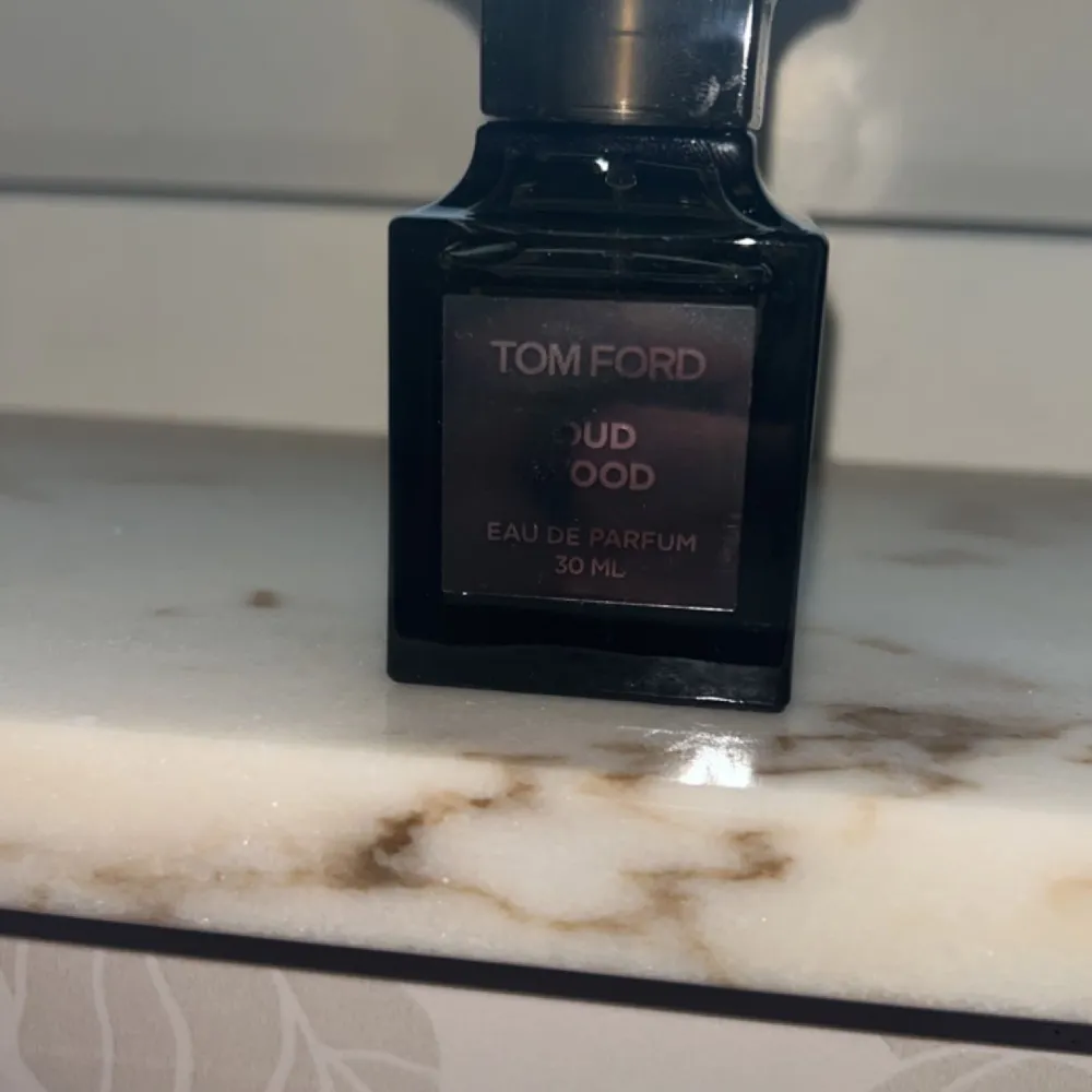 Tom Ford Oud Wood Parfym - 80% kvar! Originalpris: 1600 kr, nu endast 1000 kr. En lyxig doft till ett fantastiskt pris. Perfekt för den som vill uppleva kvalitetsparfym till ett överkomligt pris. . Övrigt.