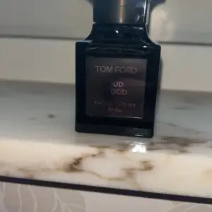 Tom Ford Oud Wood Parfym - 80% kvar! Originalpris: 1600 kr, nu endast 1000 kr. En lyxig doft till ett fantastiskt pris. Perfekt för den som vill uppleva kvalitetsparfym till ett överkomligt pris. 