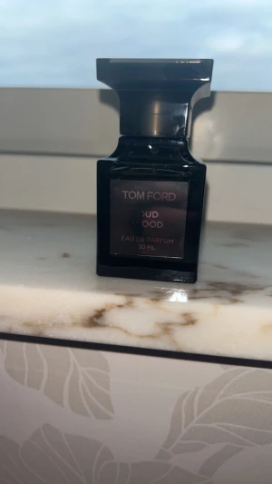 tom Ford oud Wood parfym.  - Tom Ford Oud Wood Parfym - 80% kvar! Originalpris: 1600 kr, nu endast 1000 kr. En lyxig doft till ett fantastiskt pris. Perfekt för den som vill uppleva kvalitetsparfym till ett överkomligt pris. 