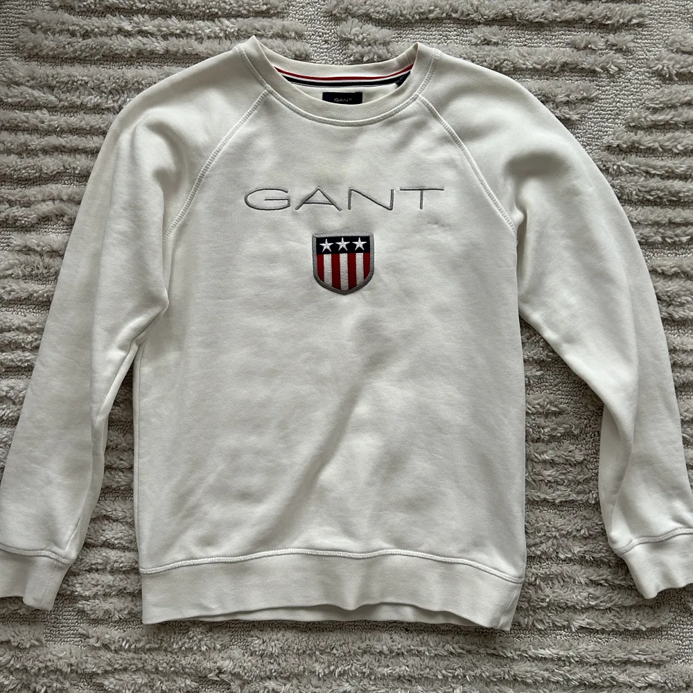 Vit sweatshirt från Gant. Storlek 145/152 (xs) i bra kvalitet. . Tröjor & Koftor.