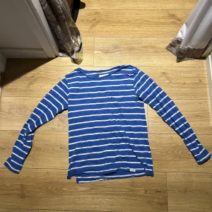 Långärmad tröja -  jag säljer min långärmade tröja i från lager 157 som jag knappt har använt .