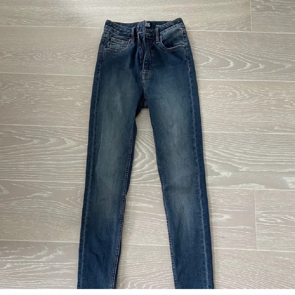 CROCKER JEANS Superbra skick! Jättesköna i materialet och så bra kvalitet. Stretchiga och formbara och de passar verkligen till allt! Nypris är cirka 600kr. Aldrig använda Crocker jeans. Waist 25 length 32. Jeans & Byxor.