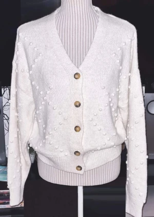 Vintage kofta i fint skick Stl L  - Fint skick ! Mjuk stickad kofta från 90 talet  Stl L stämmer bra  Fråga gärna om du undrar något