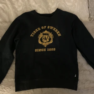 sweatshirt  - Sweatshirt från Tiger of Sweden, bra skick endast lite urtvättad