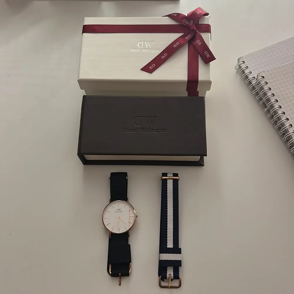 Helt ny Daniel Wellington klocka fick cirka 3 år sen. Den är helt oanvänd och kommer i original förpackning med tillbehör och ett extra klockband. . Accessoarer.