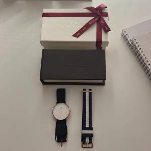 Helt ny Daniel Wellington klocka fick cirka 3 år sen. Den är helt oanvänd och kommer i original förpackning med tillbehör och ett extra klockband. 