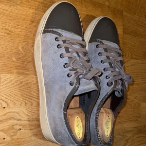 Lanvin skor - Säljer dessa snygga Lanvin skor för bra pris, inga stora defekter på skorna bara lite smutts på mocka materialet som går bort om man använder mocka borste, säljer dessa för att jag inte använder dom eftersom jg använder ett par andra lanvins, Inge box med