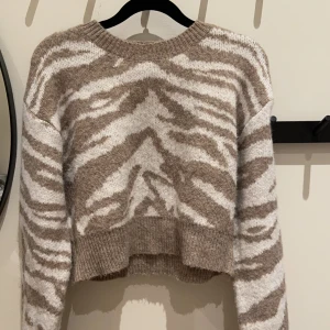 Mönstrad tröja - Jättefin mönstrad tröja i storlek M. Ser fortfarande som ny ut och endast  använd enstaka gånger. 