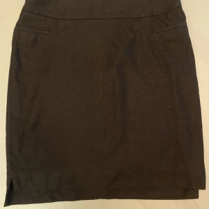 Kostym kjol - Säljer denhär jätte fina korta kostym kjolen❣️ Kjolen passar till ett vitt linne eller en fin blus. vid fråga eller fundering så är det bara att höra av sig💗