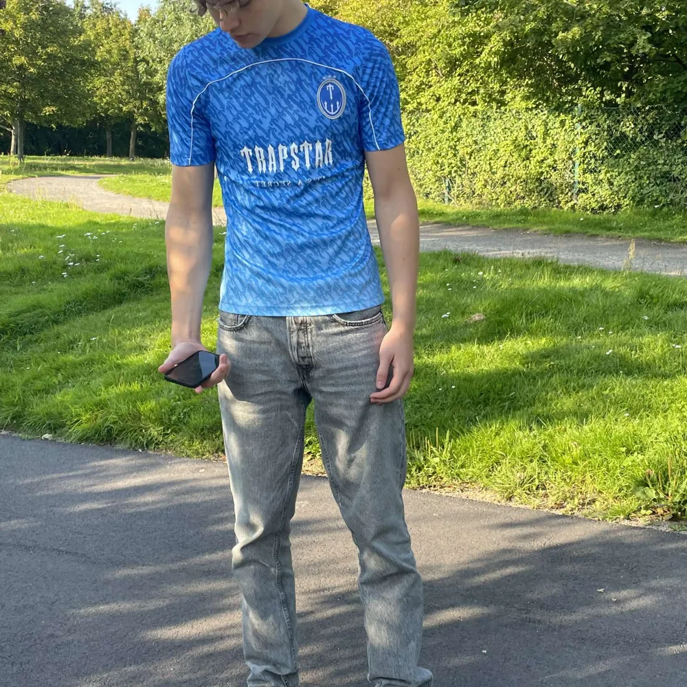 2022 trapstar Jersey blå faded. Passar perfekt till mina Nike Tn jag även har lagt upp på min profil🔥🔥 Sitter perfekt på dem som har S-M. PM för fler frågor Elr bilder🙌. T-shirts.