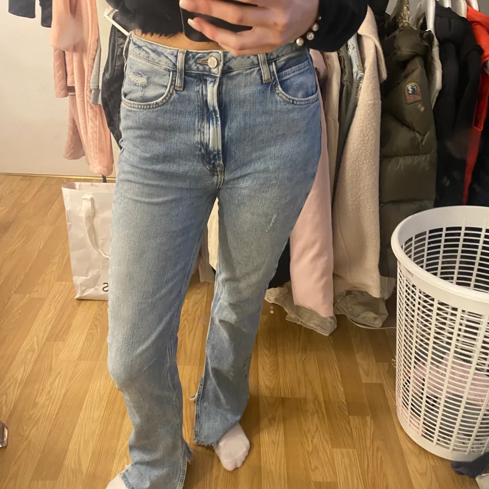 Zara jeans highwaist / midwaist storlek 36 ☺️ . Jeans & Byxor.