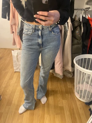 Zara jeans  - Zara jeans highwaist / midwaist storlek 36 ☺️ 