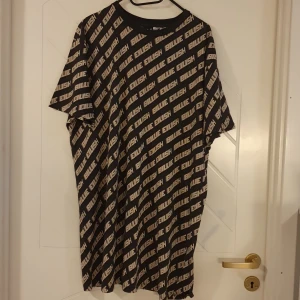 Klänning - Billie Eilish klänning. Från H&M. Divided.  Storlek L.  Rök- och djurfritt hem. 