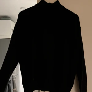 Svart stickad tröja  - Stickad tröja med halvpolo 