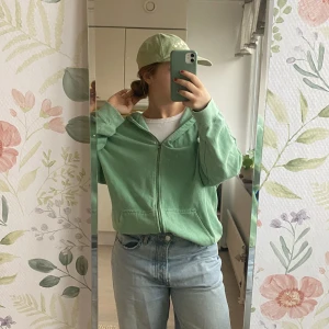 Grön hoodie - Säljer min gröna hoodie/kofta. Väldigt skön och varm och har fin grön färg  🌸