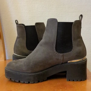 new look boots - Sköna boots med silverdetalj. Väldigt bra grepp under för vintern. lite använda. 