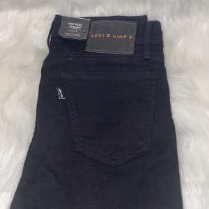 Svarta medelhöga skinny jeans från Levi’s. Helt oanvända.
