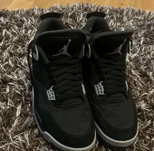 Jordan 4 black Canvas - Säljer mina Jordan 4or pågrund av att jag använder inte dessa skor mycket. Det finns Scan kod inuti skorna. Box ingår inte eftersom att jag har kastat den. Använt 4-6 gånger. Vissa ställen har tappat färg som man kan se på bild 2. Pris kan diskuteras 