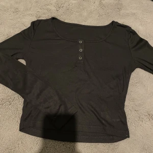 Svart tröja - Svart tröja med knappar från ”dazy” - shein i jättemysigt material! storlek S💞 endast testad & priset går absolut att diskuteras!!