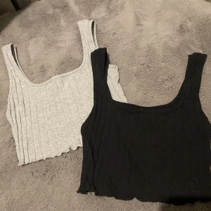Söta toppar - Två söta korta toppar i grå & svart, storlek S, 10kr styck💞