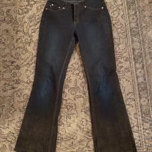 Skimriga jeans med bootcut  - Så snygga bootcutjeans. Dom är lite skimriga i färgen och har en brunare nyans nere på benen. 