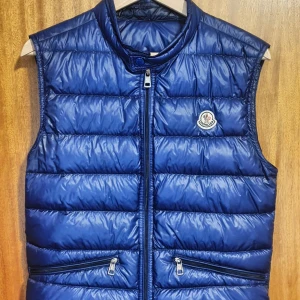 Moncler gui - Monclerväst som ny inga defekter🍾 Väldigt sparsamt använd, inga flaws  Hör av dig vid frågor!