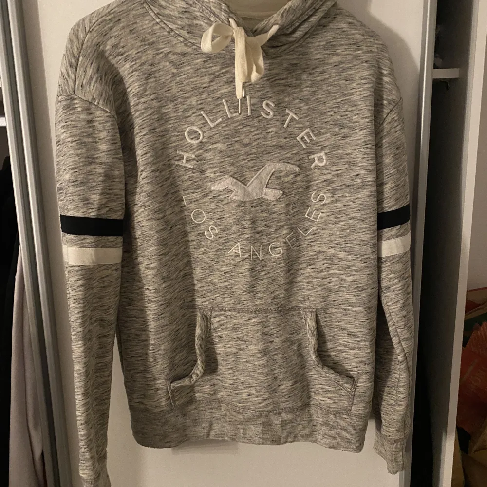 Hollister hoodie i storlek S. Använd fåtal gånger så i fint skick . Hoodies.