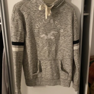 Hoodie  - Hollister hoodie i storlek S. Använd fåtal gånger så i fint skick 