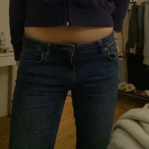 Zara jeans  - Säljer mina andra favvo jeans då dom blivit förstora! Långa på mig som är 167 och sitter under naveln , bootcut 