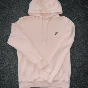 Lyle&Scott hoodie - En baby rosa hoodie. Skick: 7/10. Storlek S. Finns lite små hål men ej synligt. Vid frågor kontakta mig🤝🏽
