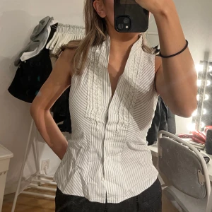 Ärmlös topp - Ärmlös topp/blus som är i jättefint skick. Kommer inte till användning längre✨