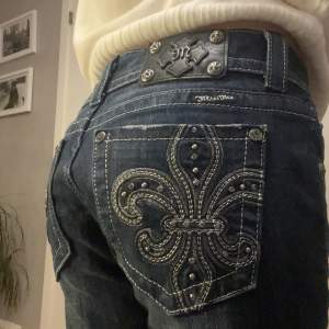 Snygga miss me jeans i bra skick!💕Säljer för att dom inte passar mig. Midjemått: 40cm rakt över, innerbenslängd: 80cm