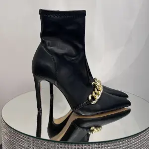Zara Chain Trim Heeled Ankle Boots. Snygga & oanvända