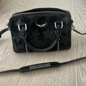 Zadig sunny nano - Säljer denna ursnygga zadig väskan i modellen sunny nano! Så fin och har kommit till mycket användning men inga slitage på väskan över huvudtaget. I mocka men stjärnorna är i skinn. Så snygg att ha över axeln eller bara hålla i handen. Kvitto finns🌸💗