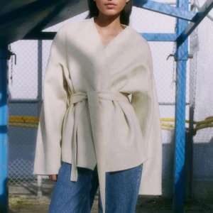 100% ull beige Hm h&m premium jacka kappa strl S Small - Finaste jackan! 100% Ull, så lyxig och så fin! Helt ny, endast testad! Slutsåld i alla storlekar på hemsidan💞